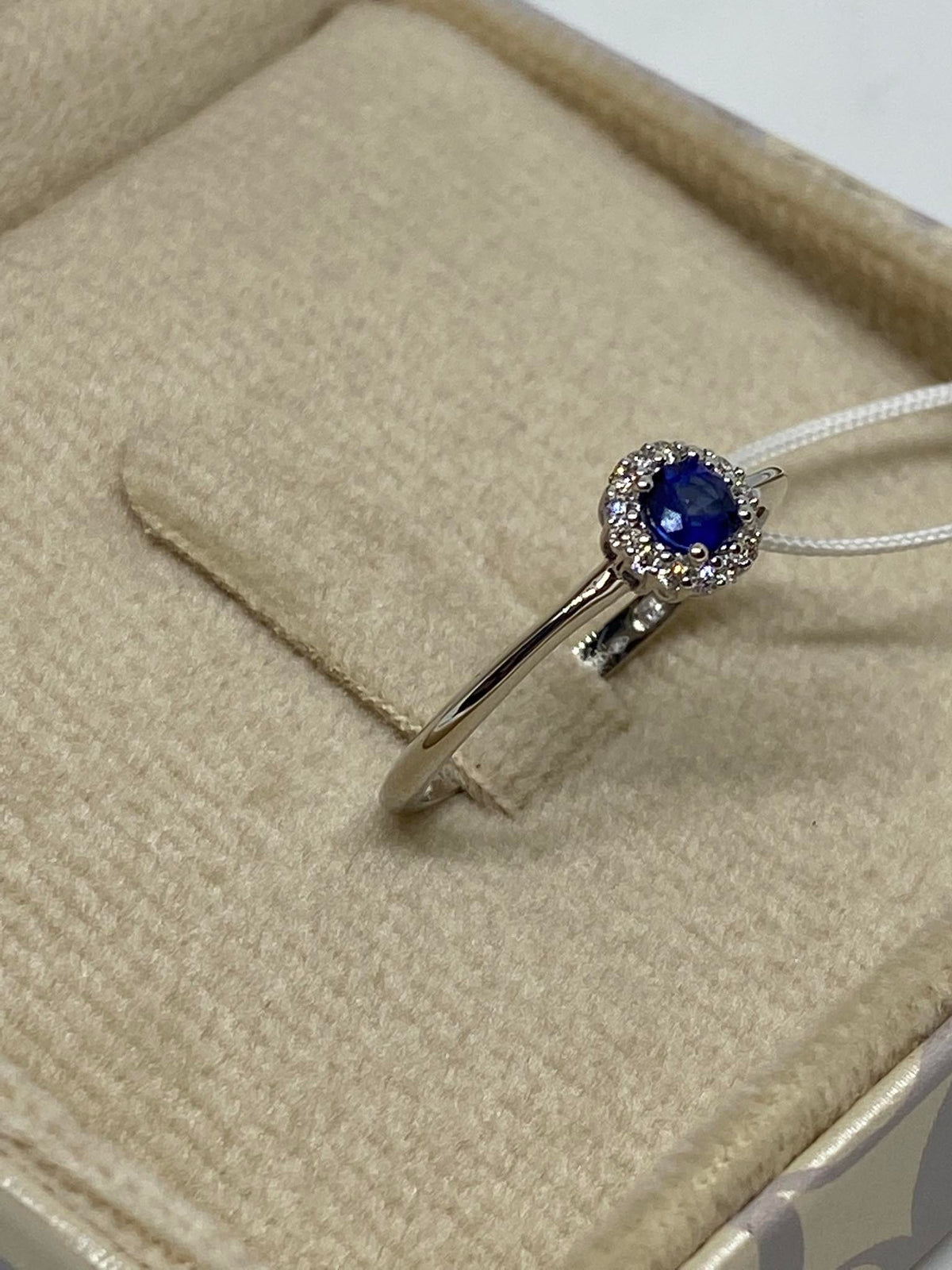 Anello Donna Oro 18KT con Zaffiro Ct 0.22 e Diamanti