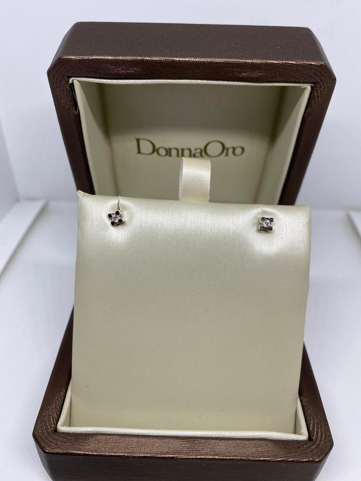 Orecchini Punto Luce con Diamante Ct 0.08