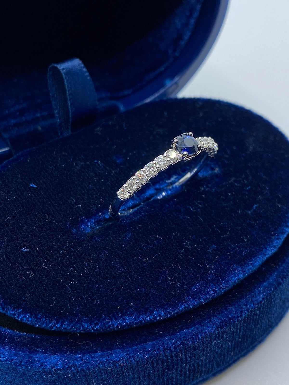 Anello Veretta Recarlo Anniversary con Zaffiro Ct 0.20 e Diamanti