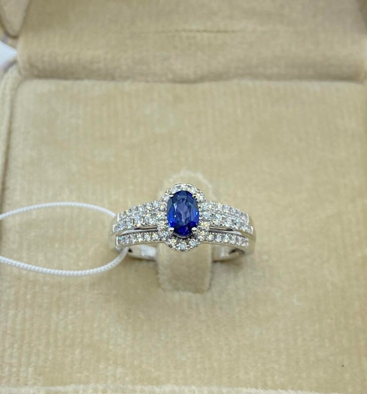 Anello Donna Oro 18KT con Zaffiro Ct 0.55 e Diamanti