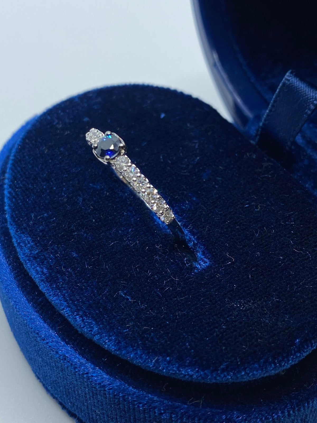 Anello Veretta Recarlo Anniversary con Zaffiro Ct 0.20 e Diamanti