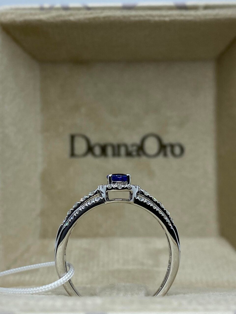 Anello Donna Oro 18KT con Zaffiro Ct 0.55 e Diamanti