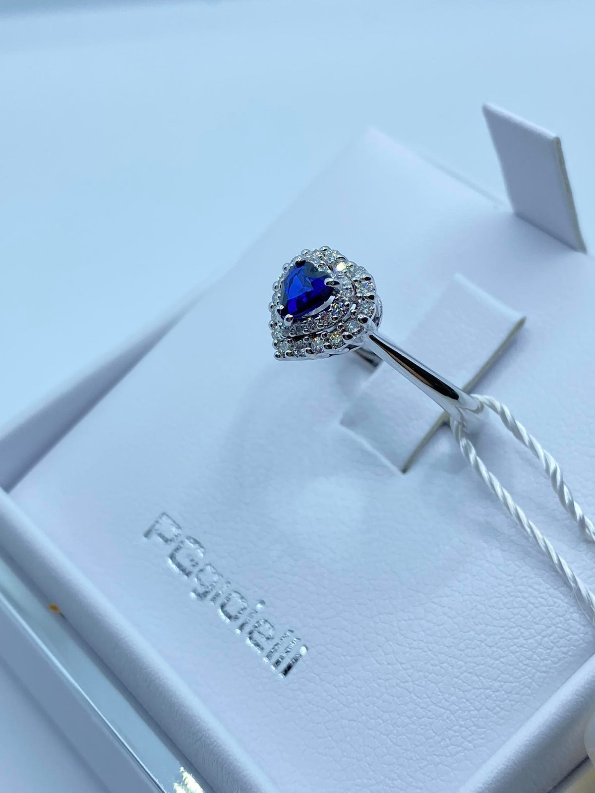 Anello Donna PG Gioielli con Zaffiro a Cuore Ct 0.51 e Diamanti