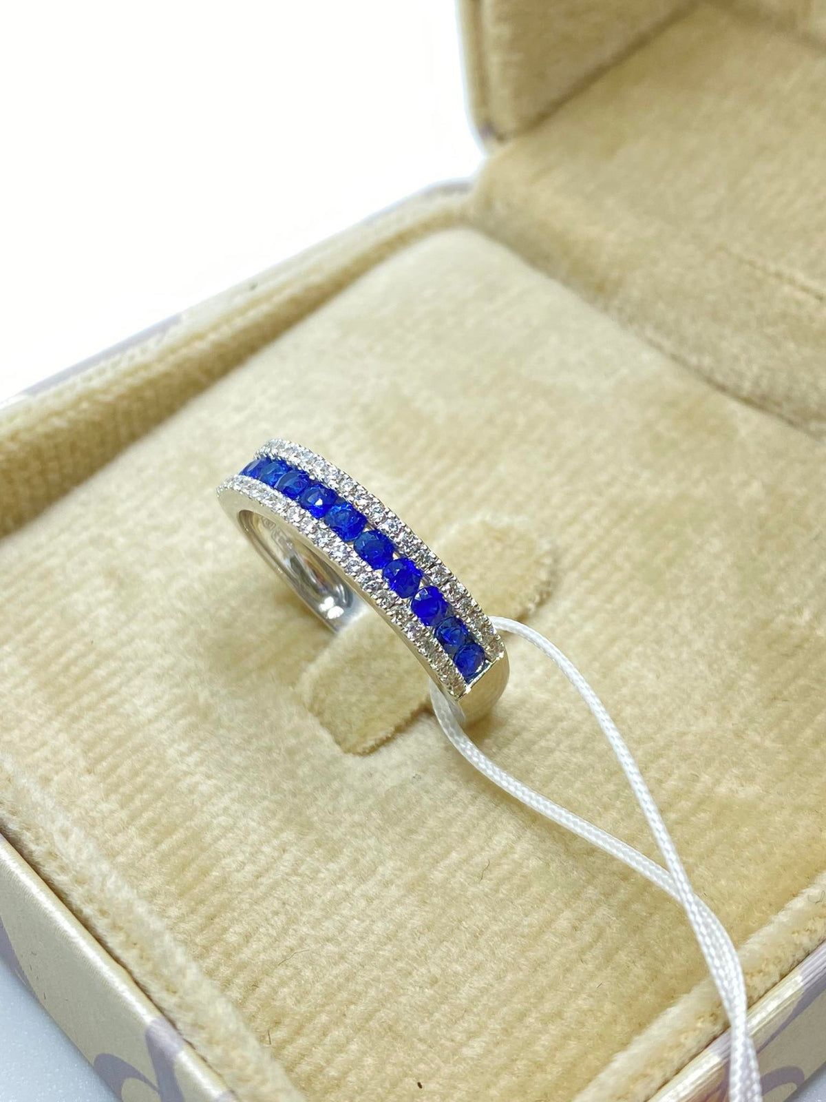 Anello Veretta Donna Oro 18KT con Zaffiri Ct 0.58 e Diamanti