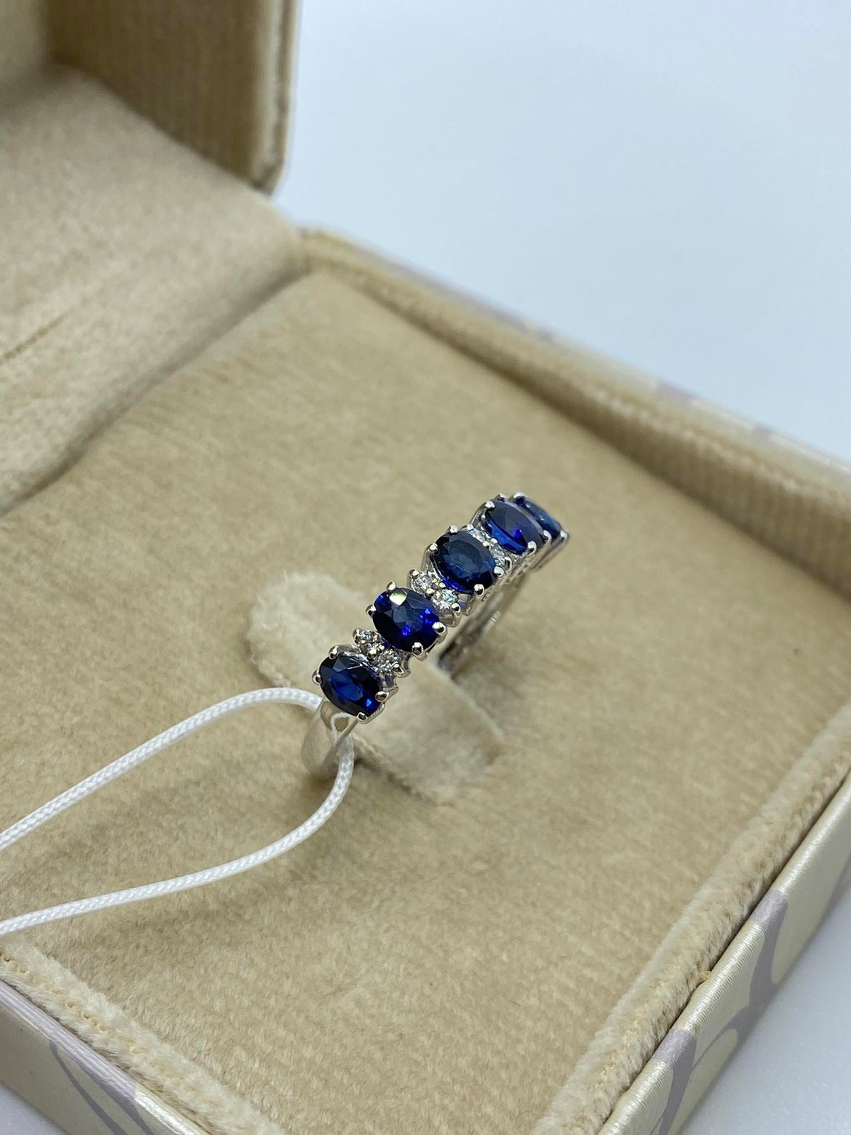 Anello Veretta Donna Oro 18KT con Zaffiri Ct 1,00 e Diamanti