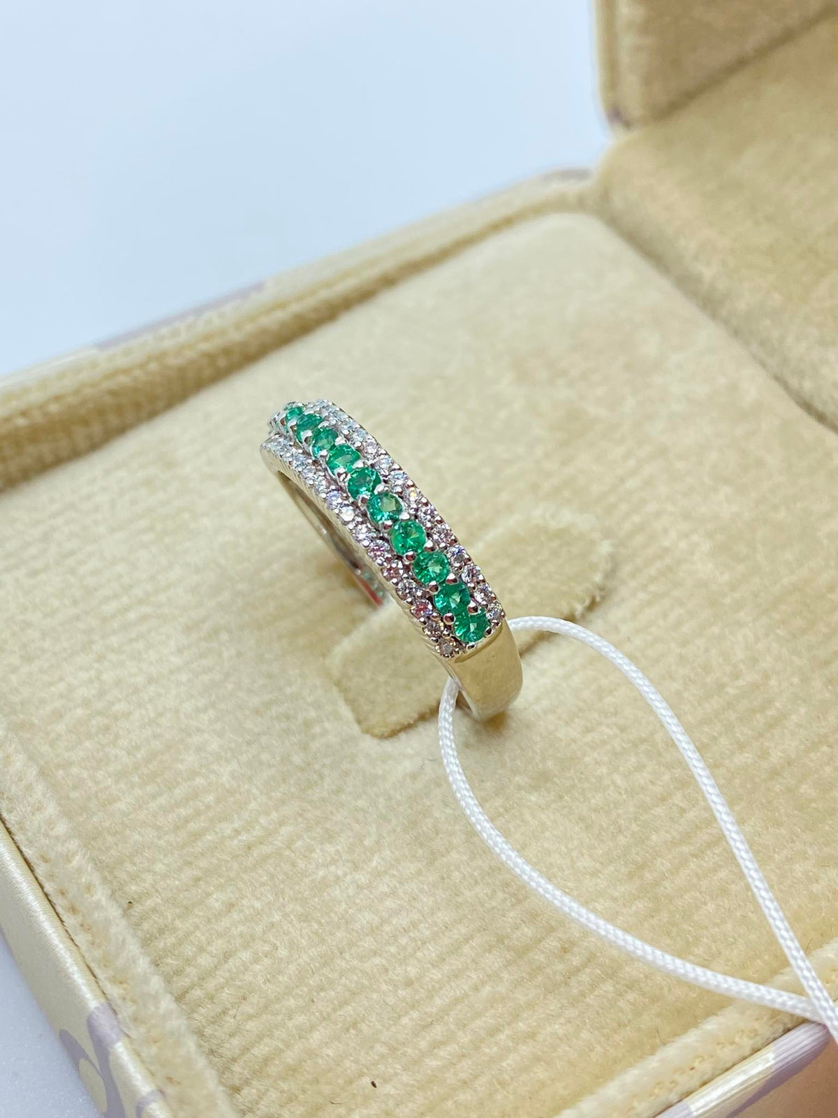 Anello Veretta Donna Oro 18KT con Smeraldi Ct 0.28 e Diamanti