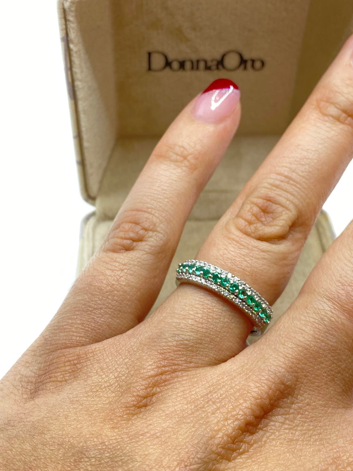 Anello Veretta Donna Oro 18KT con Smeraldi Ct 0.28 e Diamanti