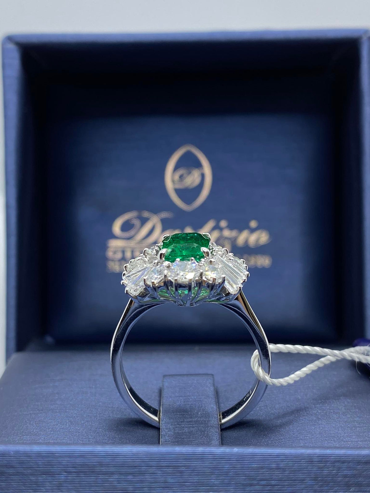 Anello Donna in Oro 18KT 18KT Con Smeraldo Colombiano Ct 1.46 e Diamanti