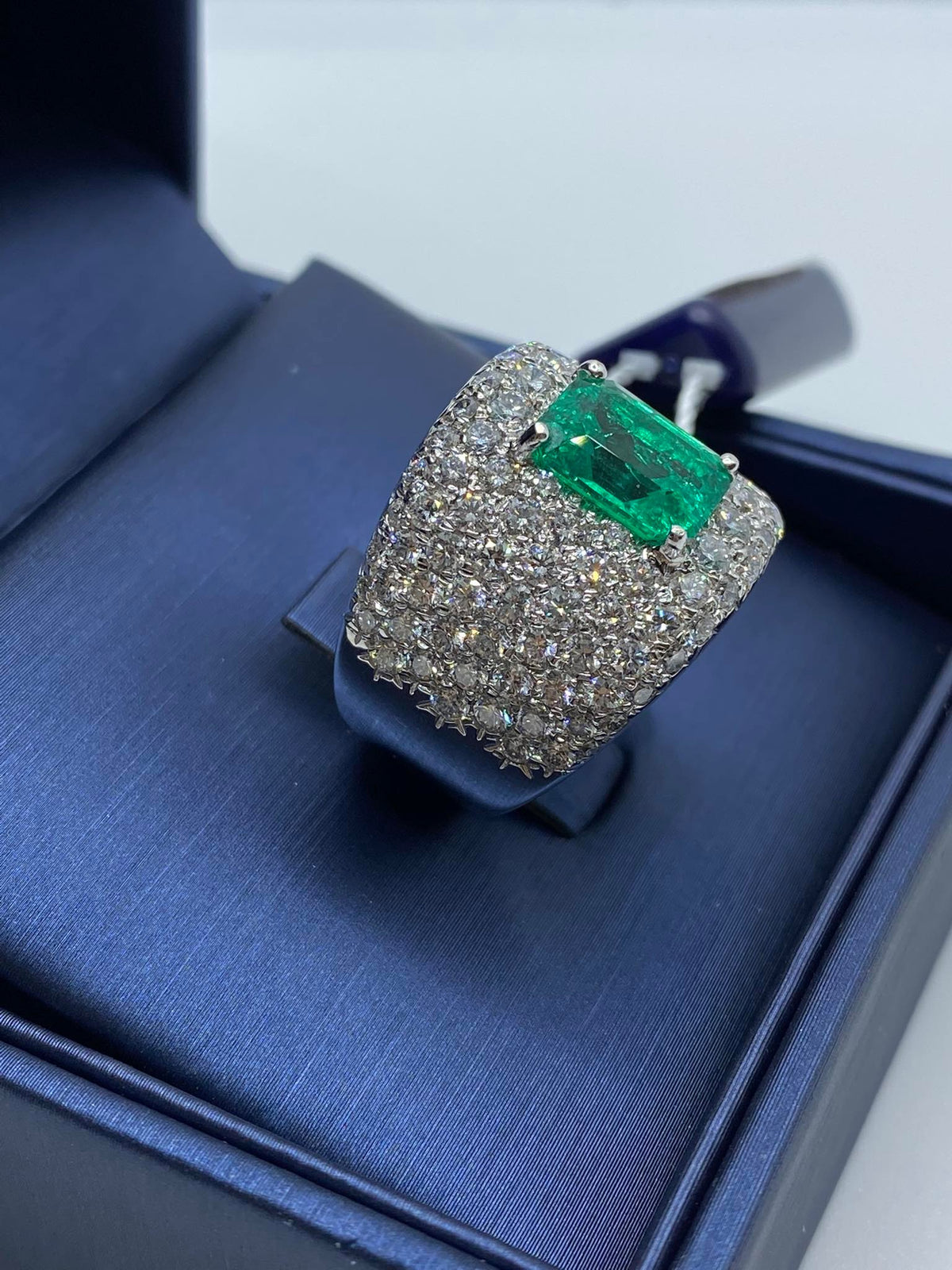 Anello Donna in Oro 18KT 18KT Con Smeraldo Colombiano Ct 2.95 e Diamanti