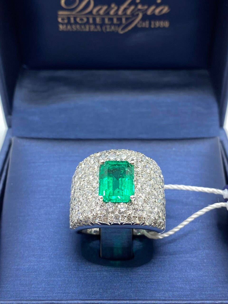 Anello Donna in Oro 18KT 18KT Con Smeraldo Colombiano Ct 2.95 e Diamanti