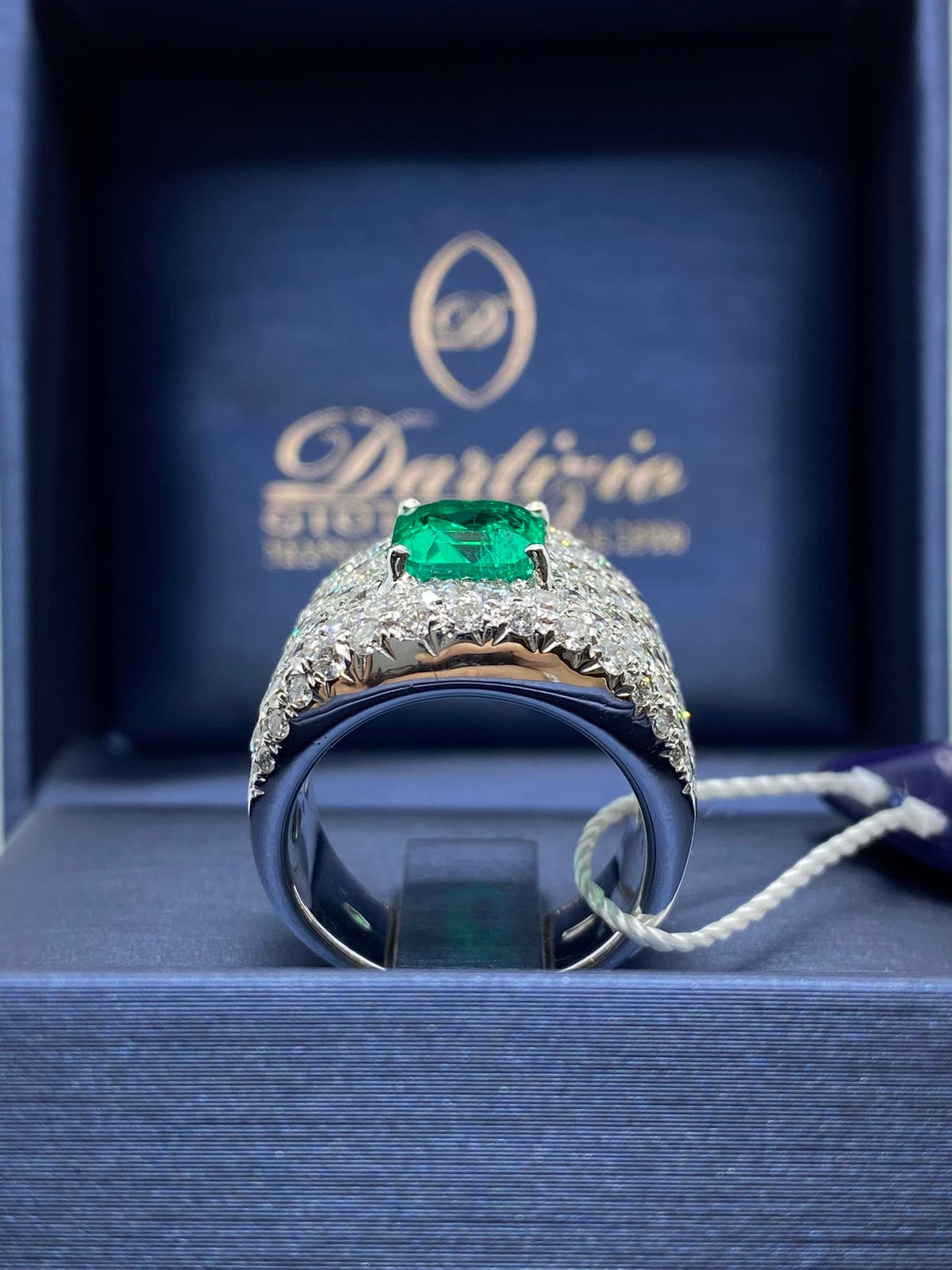 Anello Donna in Oro 18KT 18KT Con Smeraldo Colombiano Ct 2.95 e Diamanti