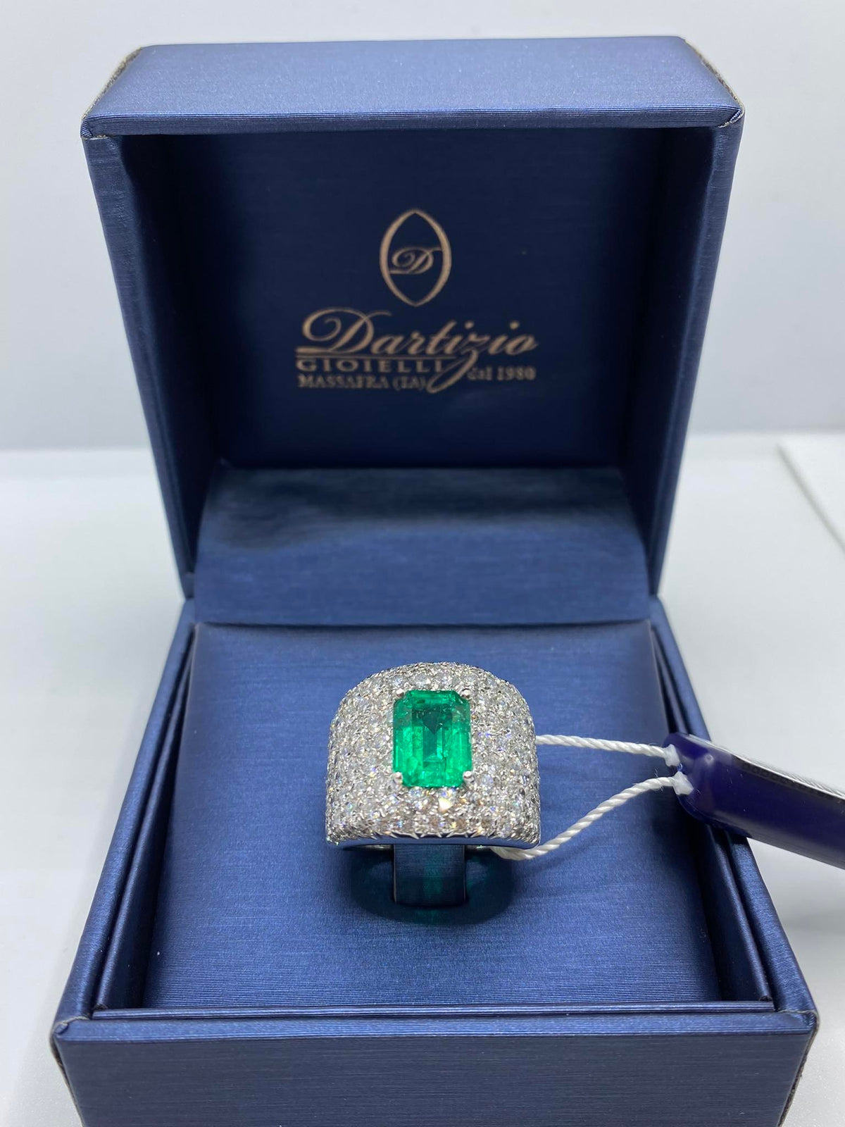 Anello Donna in Oro 18KT 18KT Con Smeraldo Colombiano Ct 2.95 e Diamanti