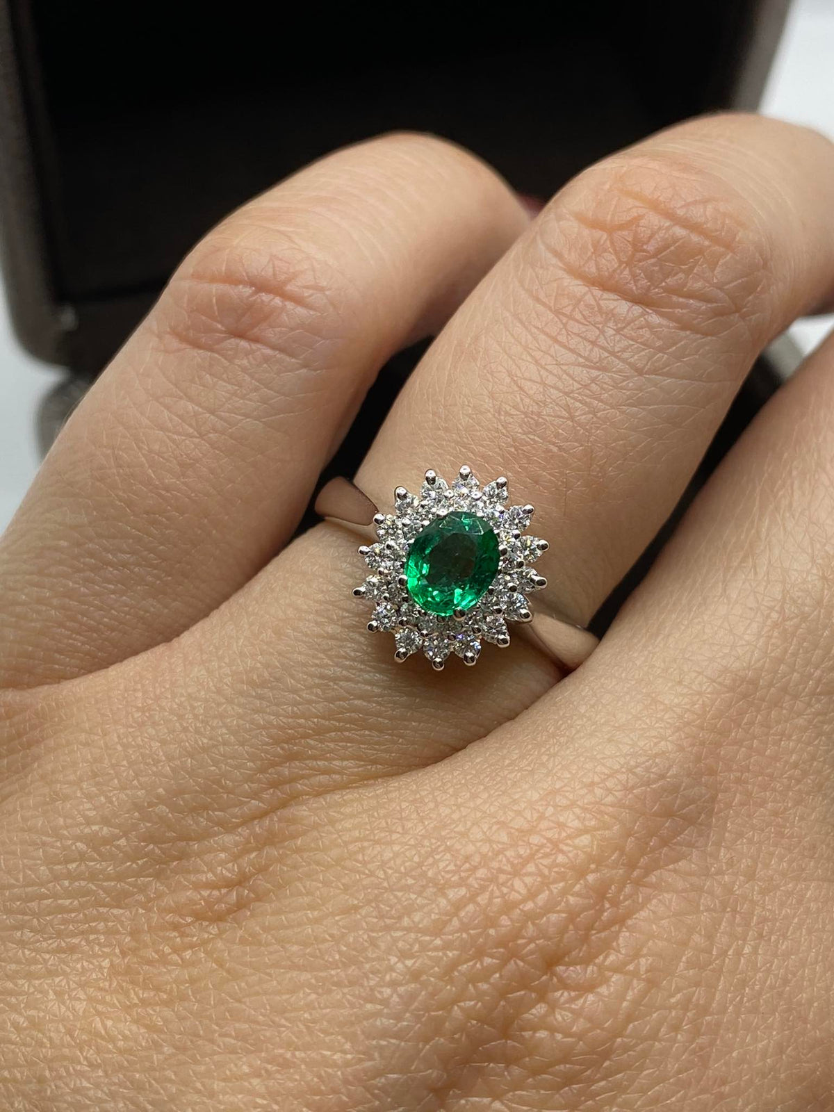 Anello Donna Crivelli con Smeraldo Ct 0.52 e Diamanti