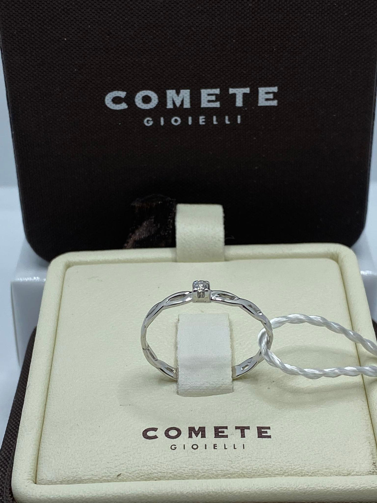 Anello Solitario Comete in Oro 18KT 18KT con Diamante Ct. 0.03