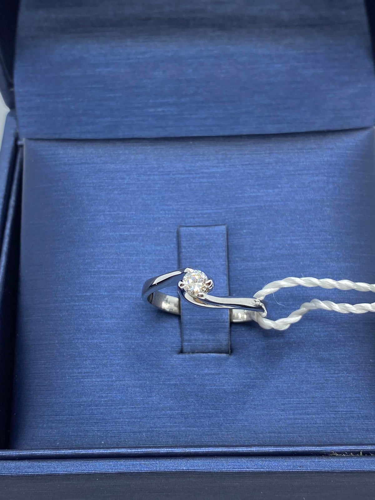 Anello Solitario Comete in Oro 18KT 18KT con Diamante Ct. 0.18