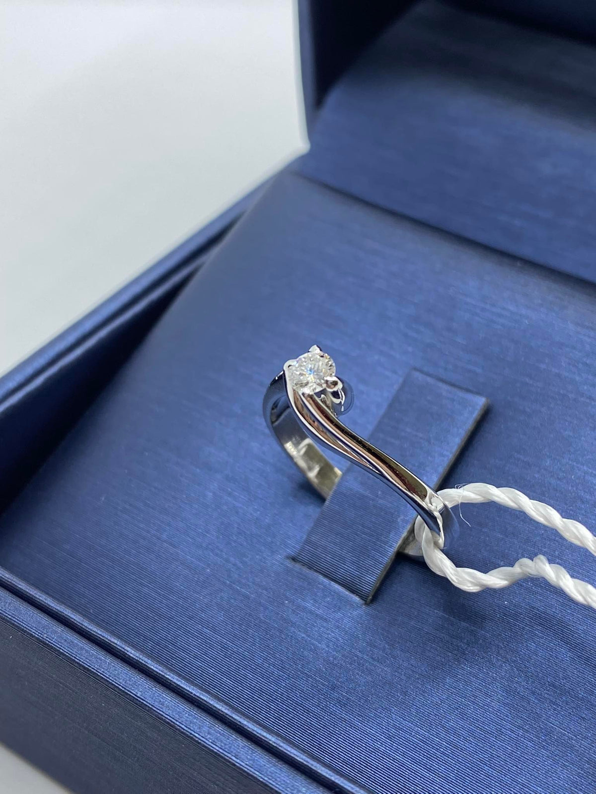 Anello Solitario Comete in Oro 18KT 18KT con Diamante Ct. 0.18