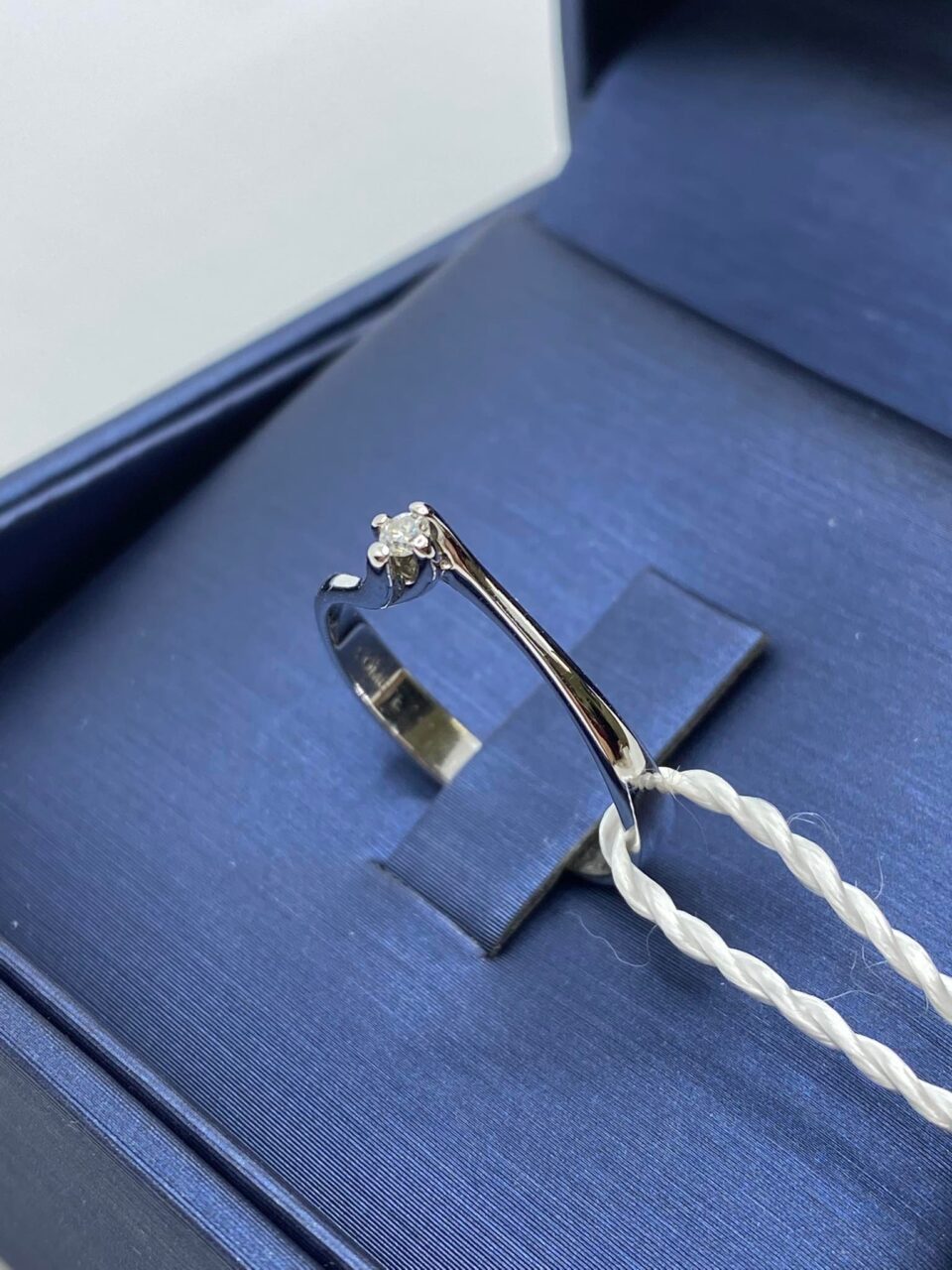Anello Donna Solitario Comete in Oro 18KT 18KT con Diamante Ct. 0,04