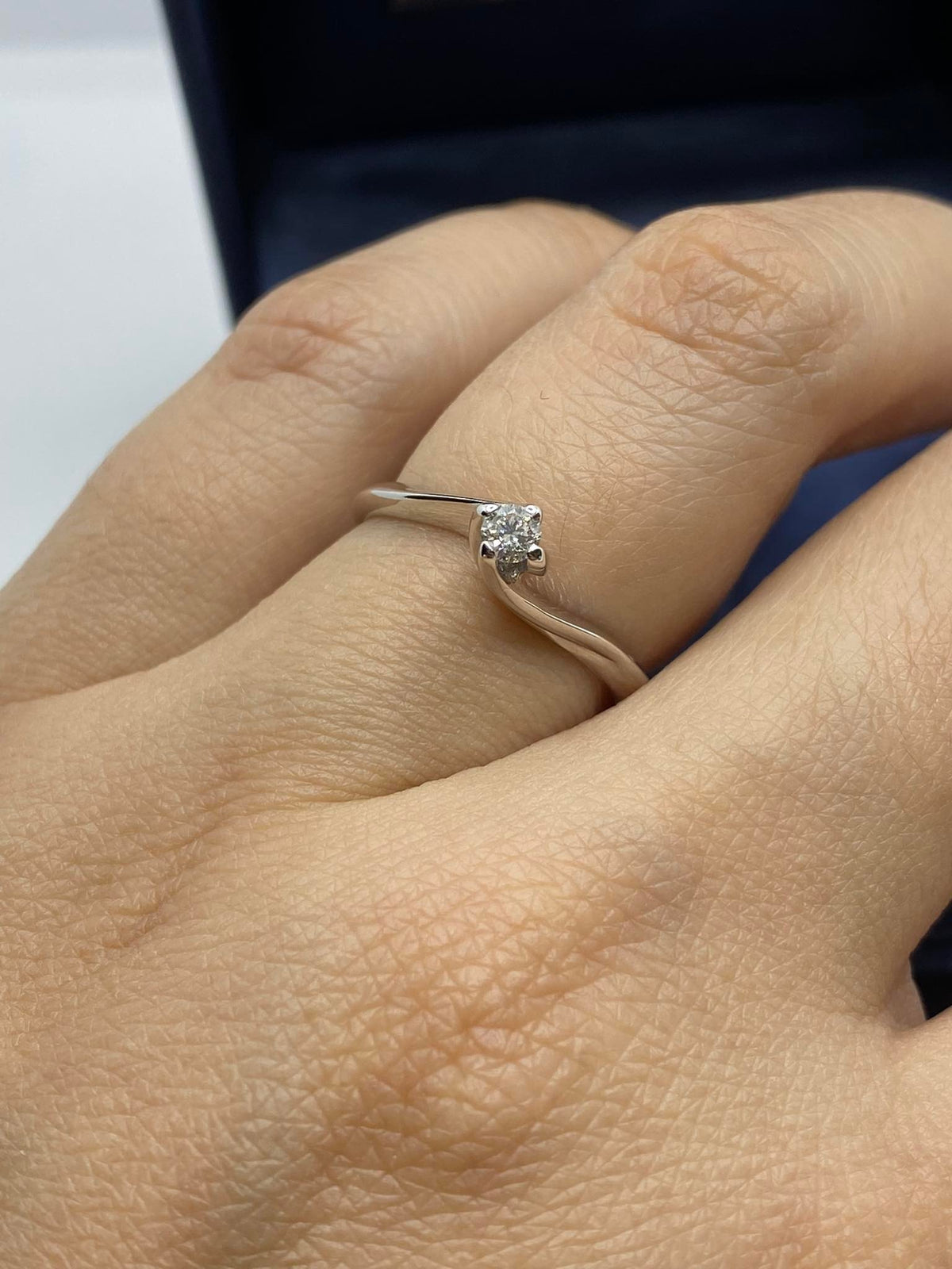 Anello Solitario in Oro 18KT 18KT e Diamante Ct. 0.10