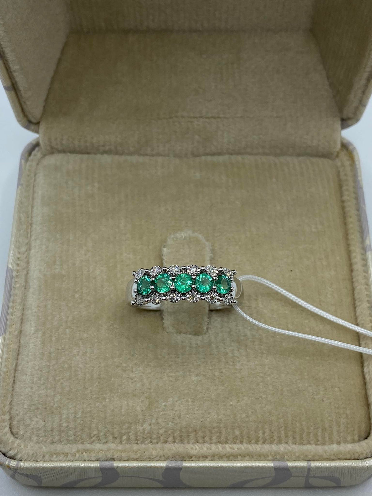 Anello Veretta Donna Oro 18KT con Smeraldi Ct. 0.45 e Diamanti