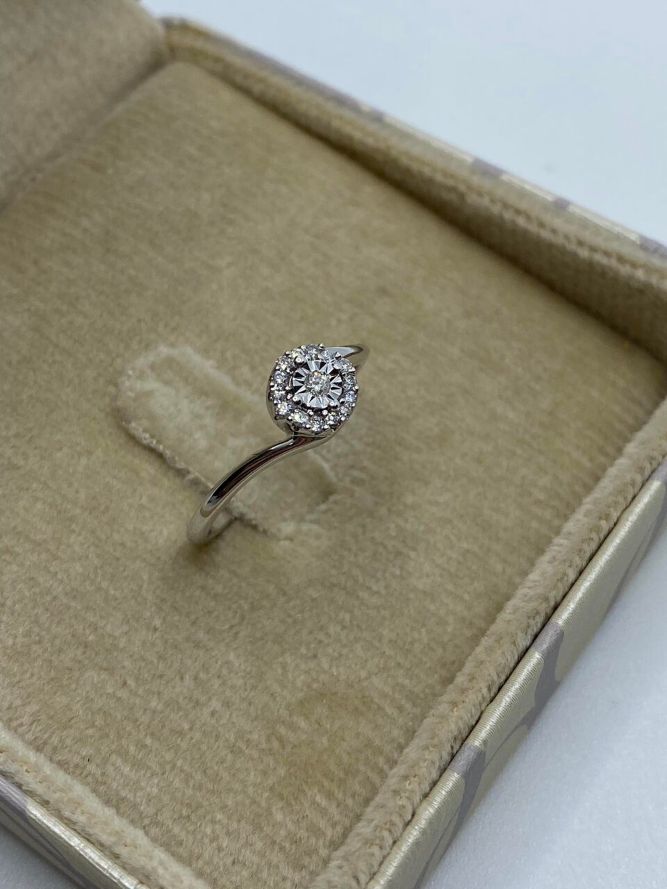 Anello Solitario Donna Oro 18KT con Diamante Ct 0.11