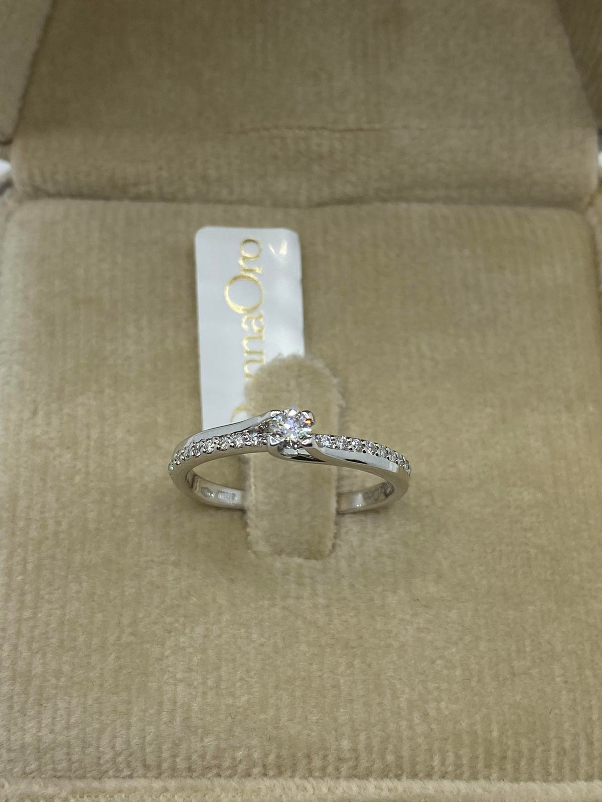 Anello Solitario Donna Oro 18KT con Diamanti Ct. 0.24
