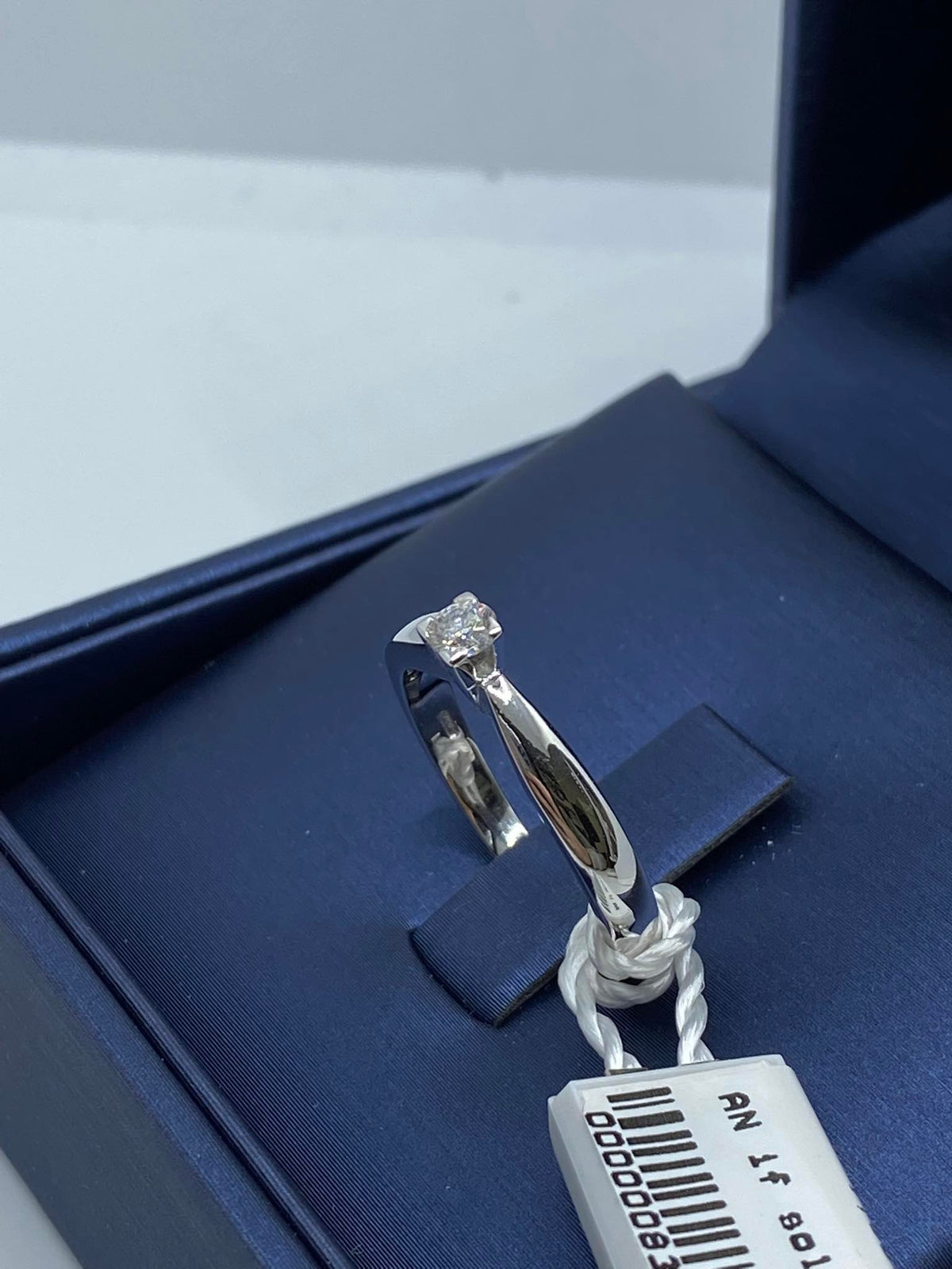 Anello Solitario in Oro 18KT 18KT e Diamante Ct. 0.14