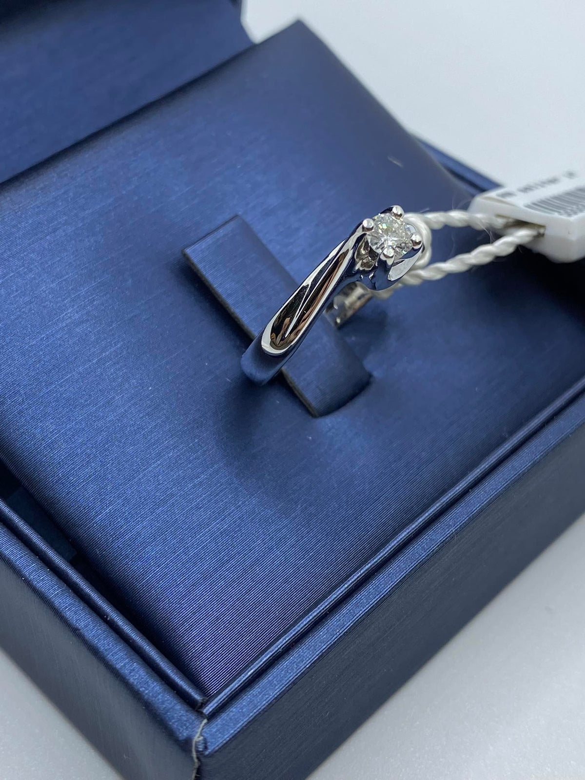 Anello Solitario in Oro 18KT 18KT e Diamante Ct. 0.22