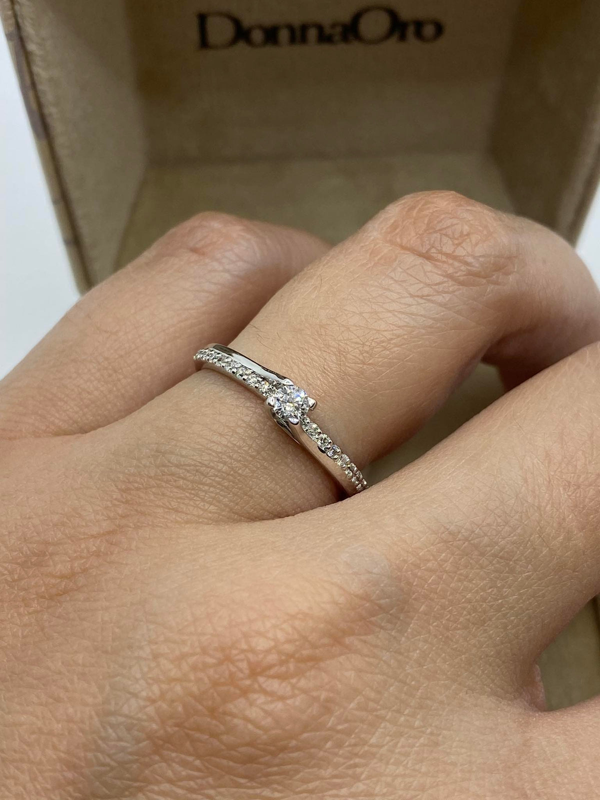 Anello Solitario Donna Oro 18KT con Diamanti Ct. 0.24