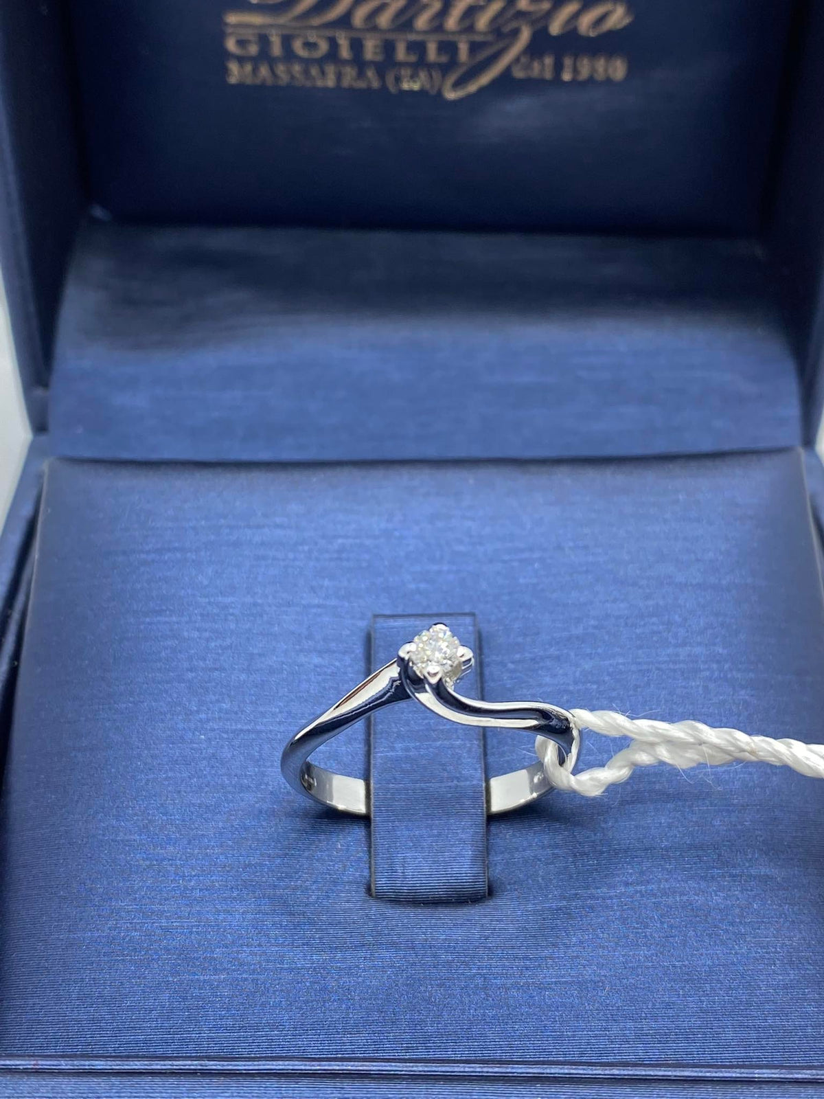 Anello Solitario in Oro 18KT 18KT e Diamante Ct. 0.10