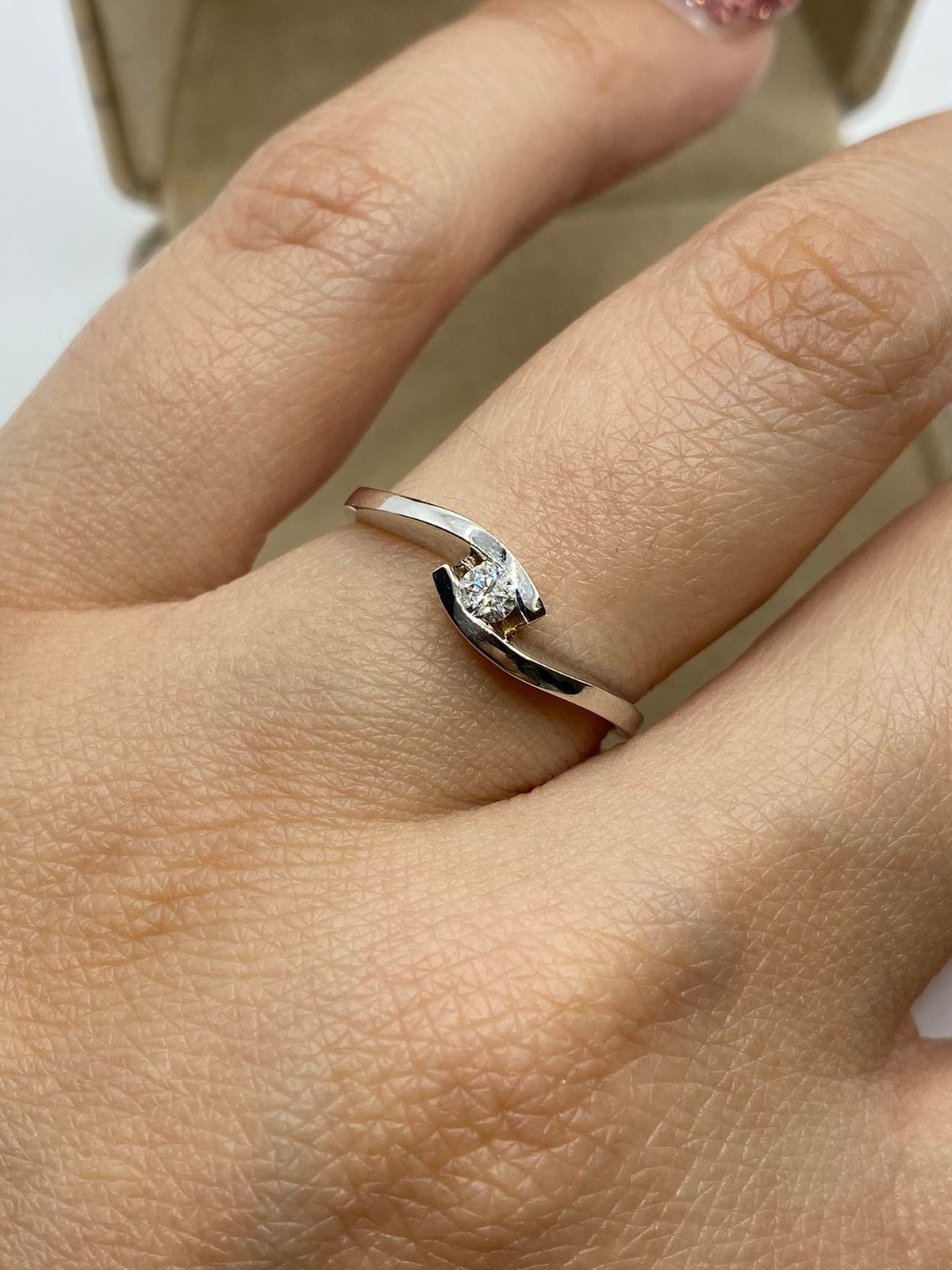 Anello Solitario Donna Oro 18KT con Diamante Ct. 0.11