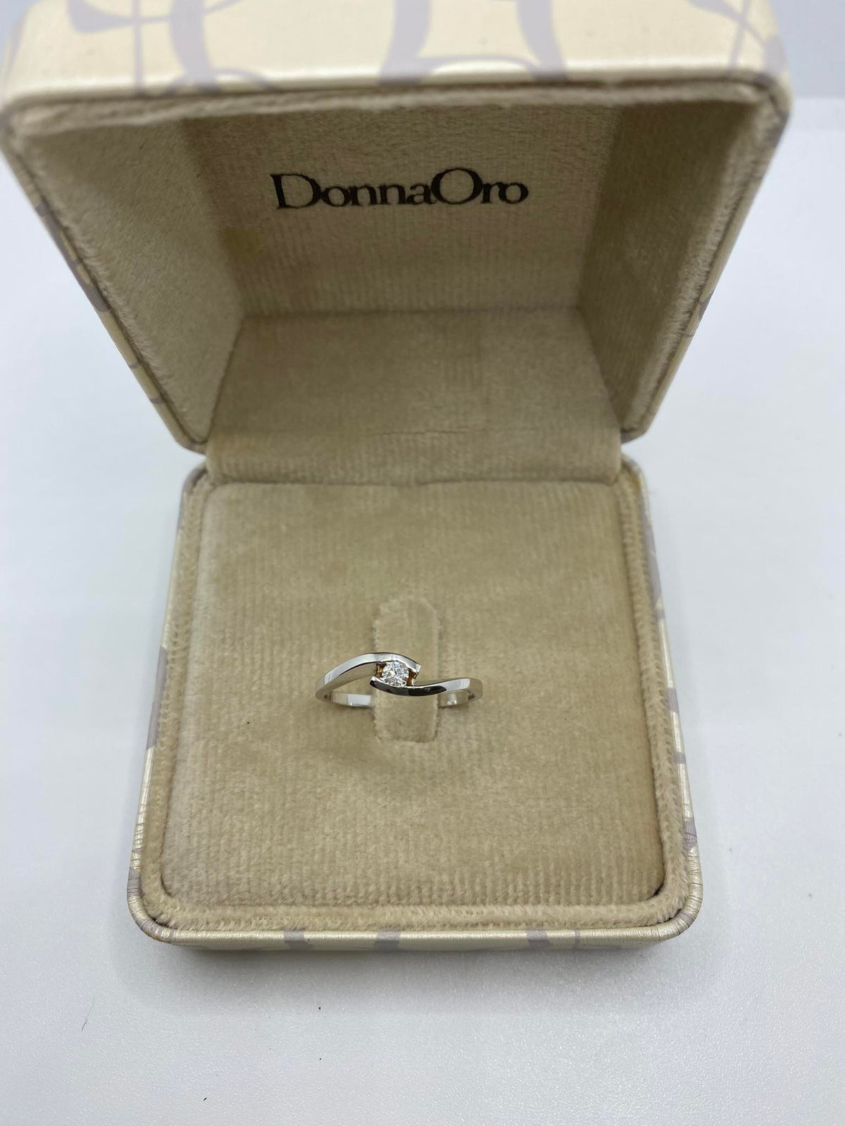 Anello Solitario Donna Oro 18KT con Diamante Ct. 0.11