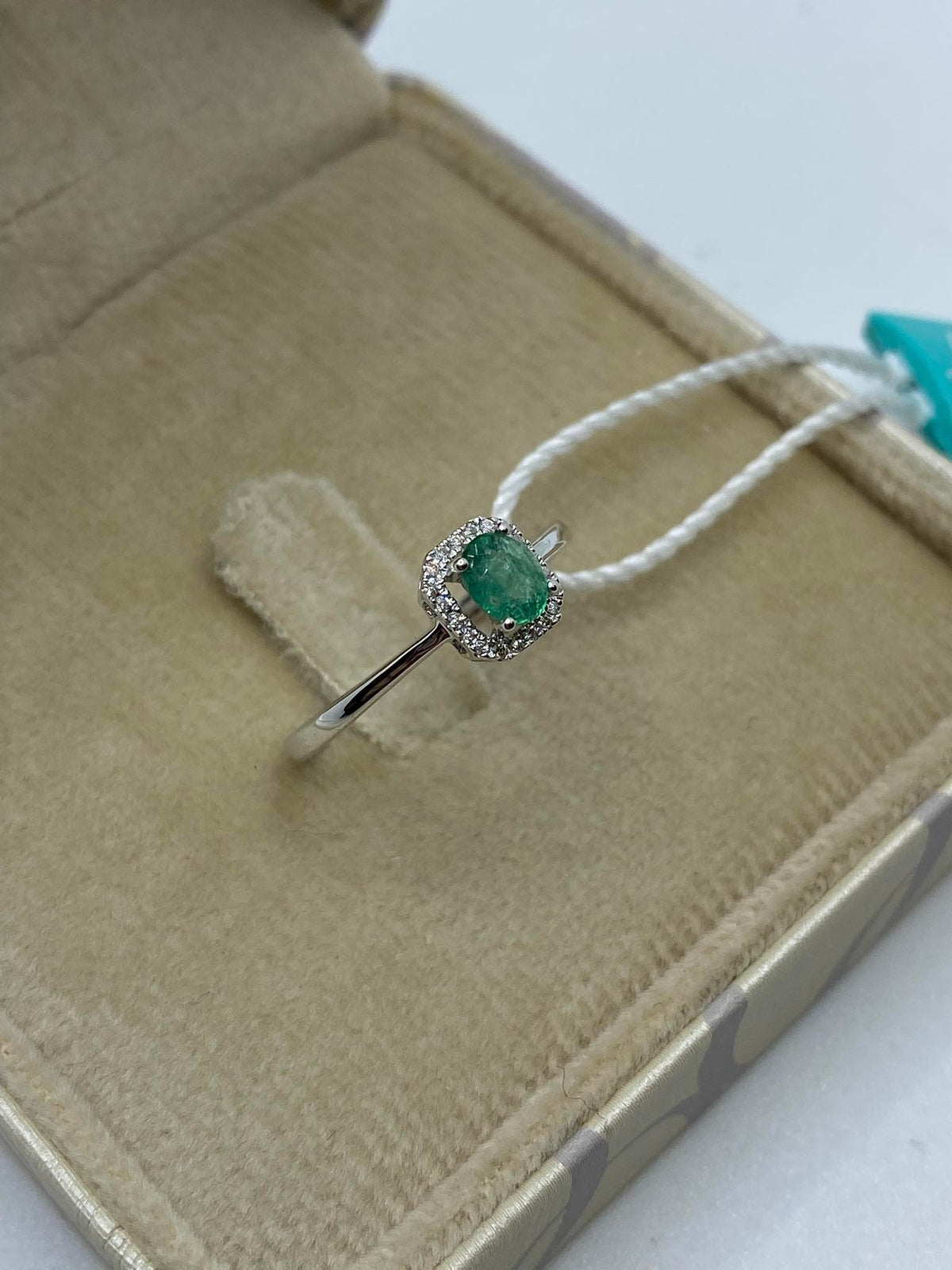 Anello Donna Oro 18KT con Diamanti e Smeraldo Ct. 0.35