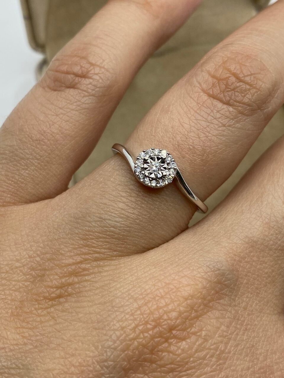 Anello Solitario Donna Oro 18KT con Diamante Ct 0.11