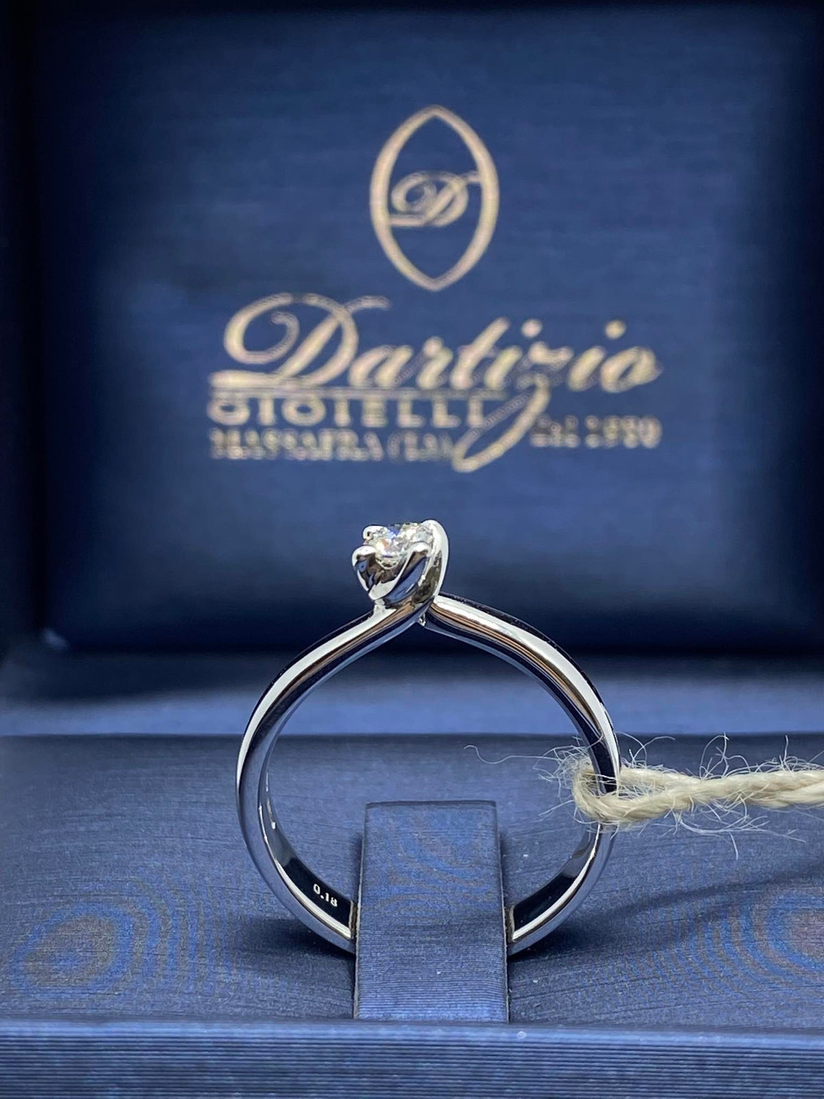 Anello Salvini Solitario in Oro 18KT e Diamante Ct. 0.18