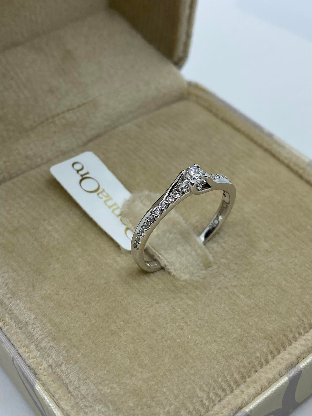 Anello Solitario Donna Oro 18KT con Diamanti Ct. 0.24