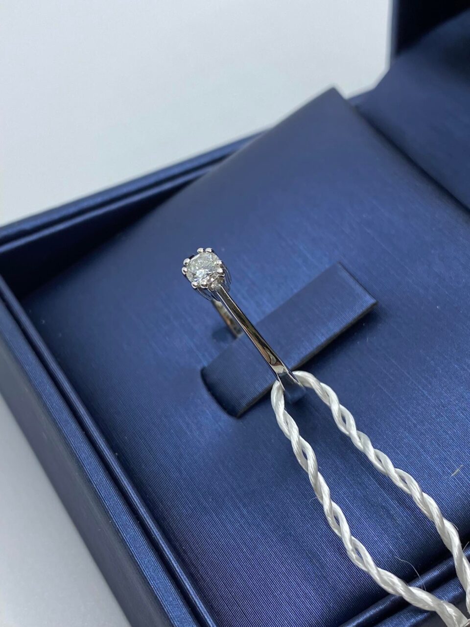 Anello Solitario in Oro 18KT 18KT e Diamante Ct. 0.20