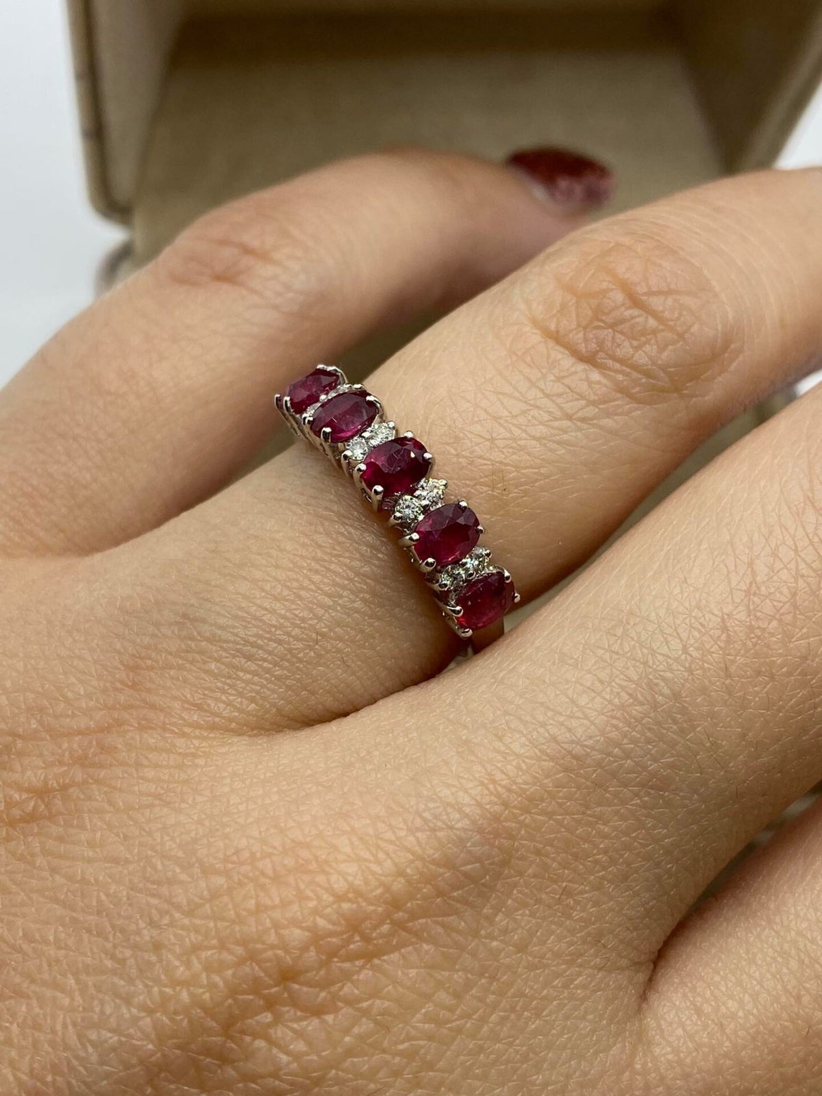 Anello Veretta Donna Oro 18KT con Rubini Ct. 1.00 e Diamanti