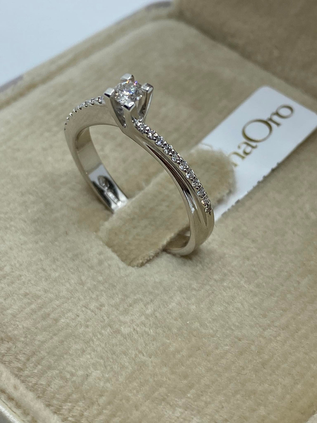 Anello Solitario Donna Oro 18KT con Diamante Ct. 0.20