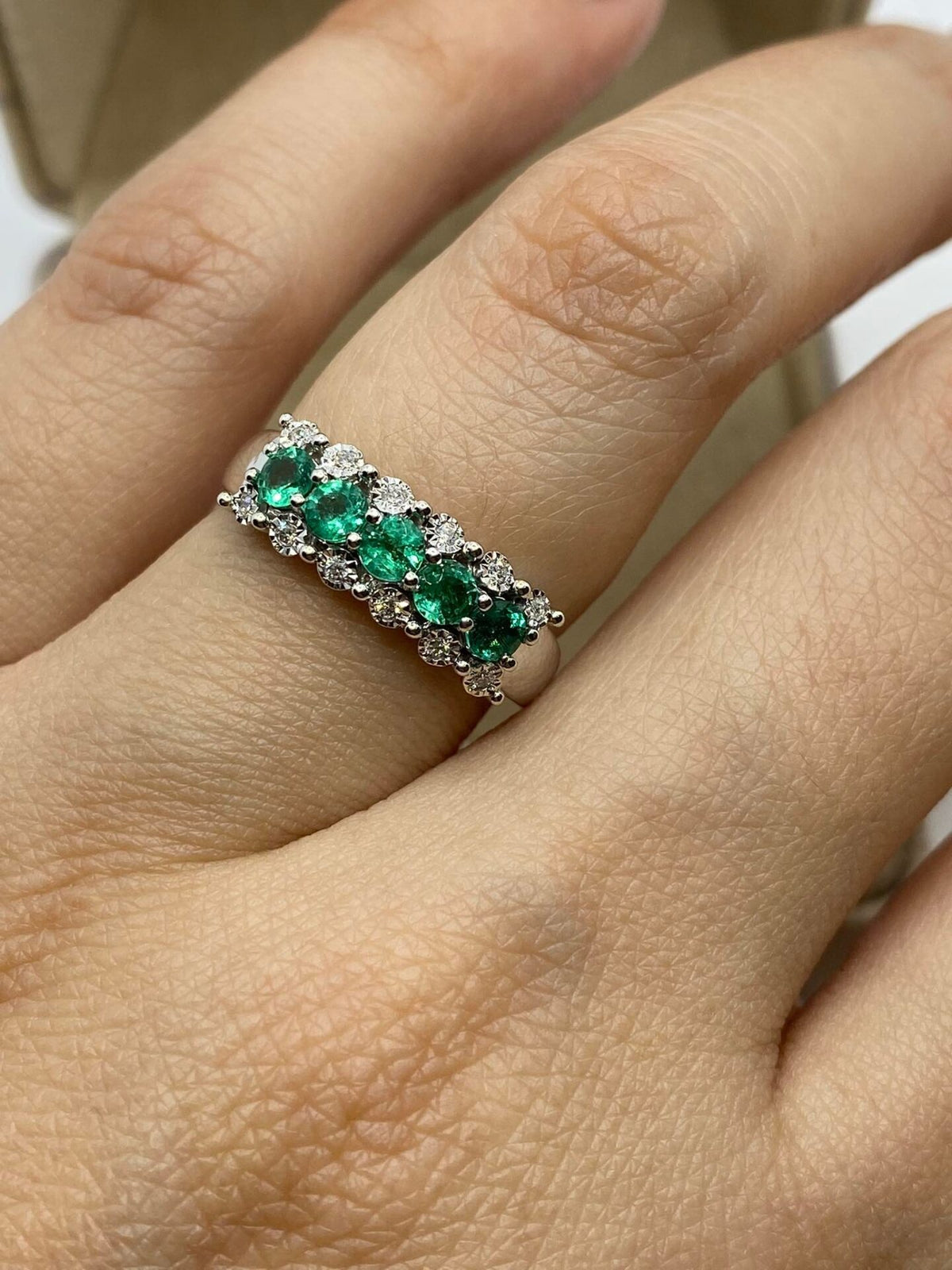 Anello Veretta Donna Oro 18KT con Smeraldi Ct. 0.45 e Diamanti