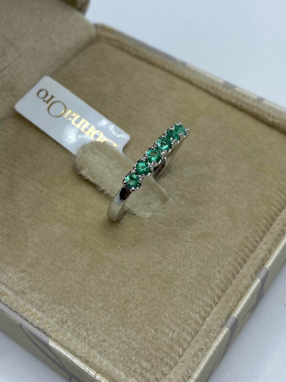 Anello Veretta 7 Pietre Donna Oro 18KT con Smeraldi Ct. 0.50