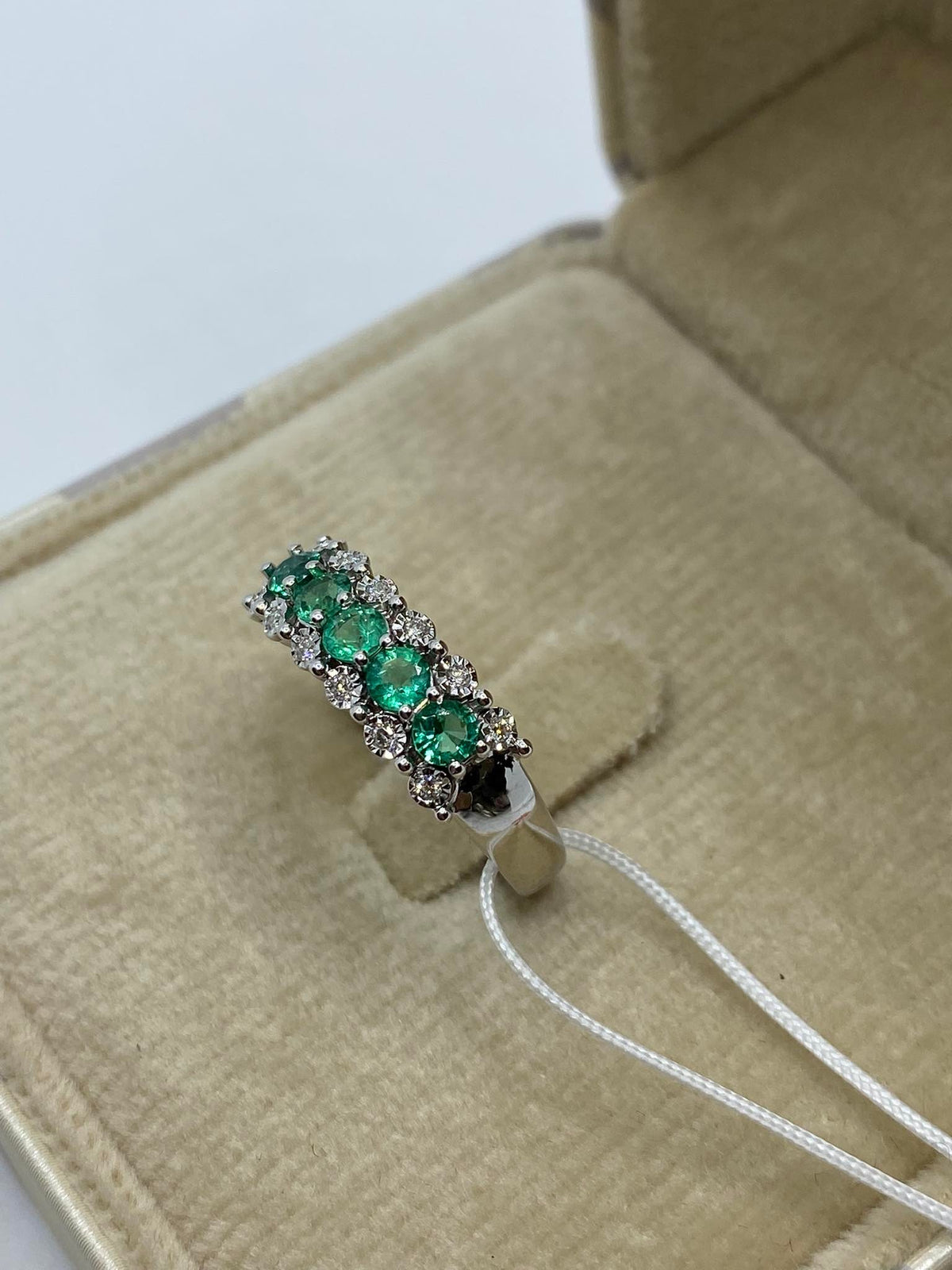 Anello Veretta Donna Oro 18KT con Smeraldi Ct. 0.45 e Diamanti