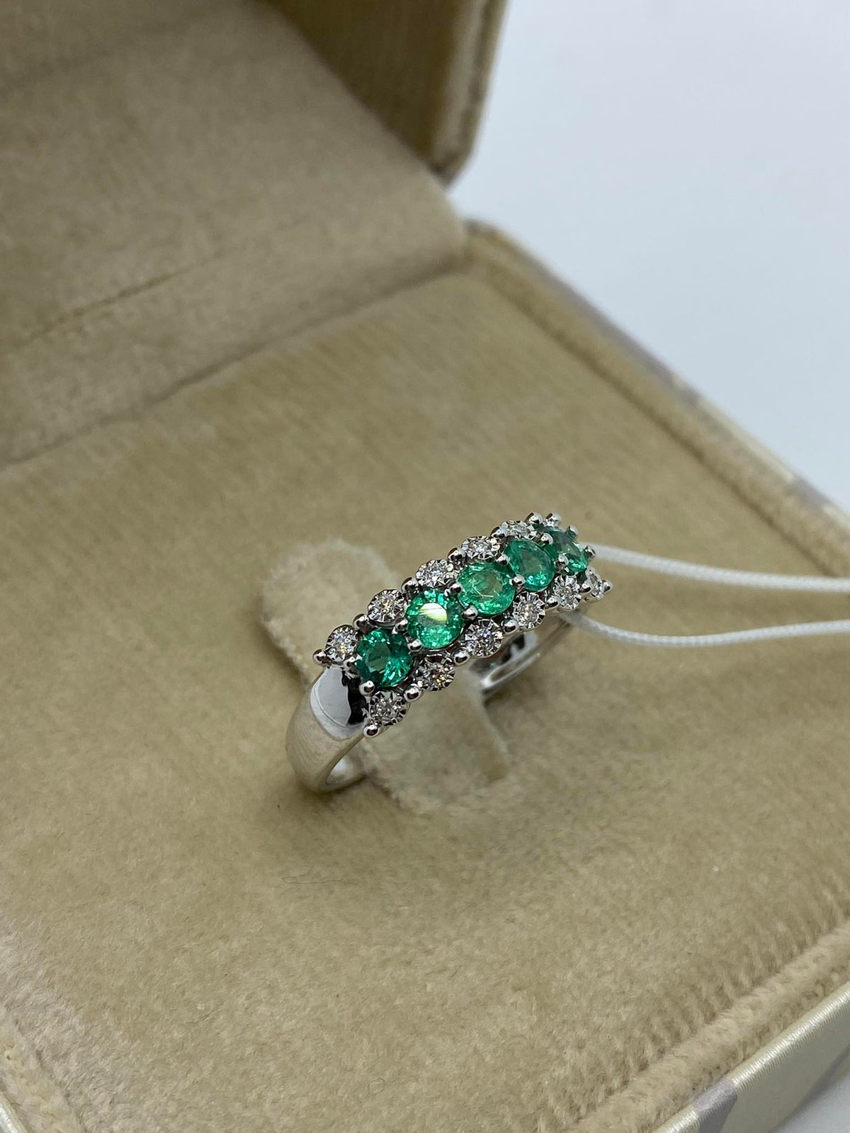 Anello Veretta Donna Oro 18KT con Smeraldi Ct. 0.45 e Diamanti