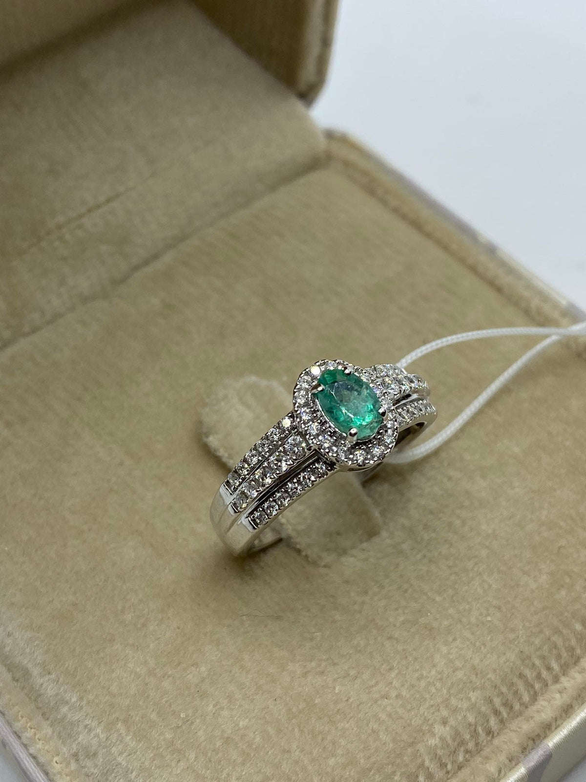 Anello Donna Oro 18KT Con Smeraldo e Diamanti Ct. 0.40