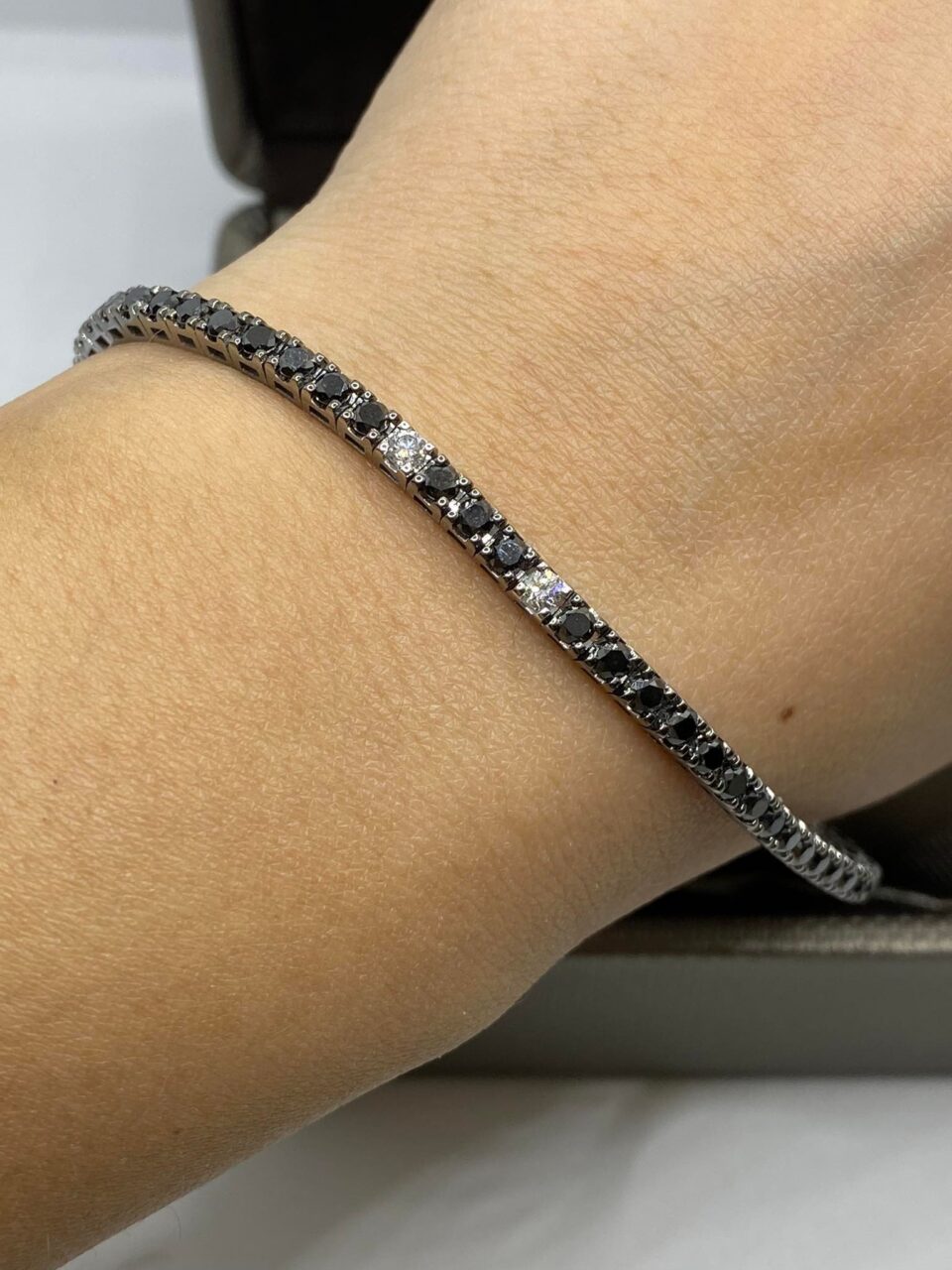 Bracciale Tennis Crivelli in Oro 18KT con Diamanti Neri e Bianchi Ct. 4.60