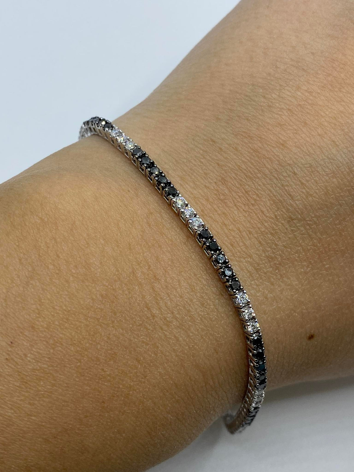 Bracciale Tennis PG Gioielli in Oro 18KT con Diamanti Bianchi e Neri Ct. 1.97