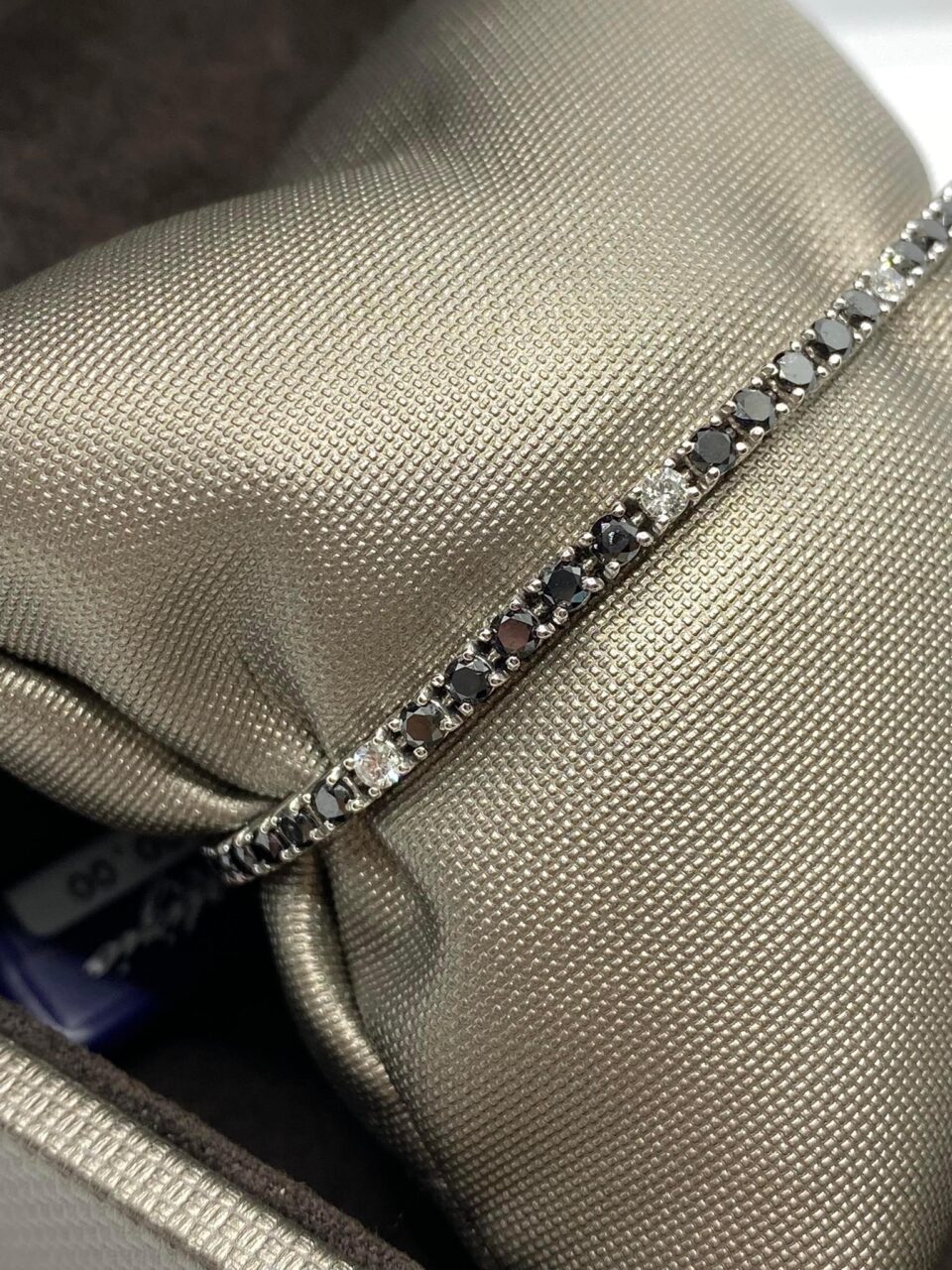 Bracciale Tennis in Oro 18KT e Diamanti Bianchi e Neri Ct 3.02