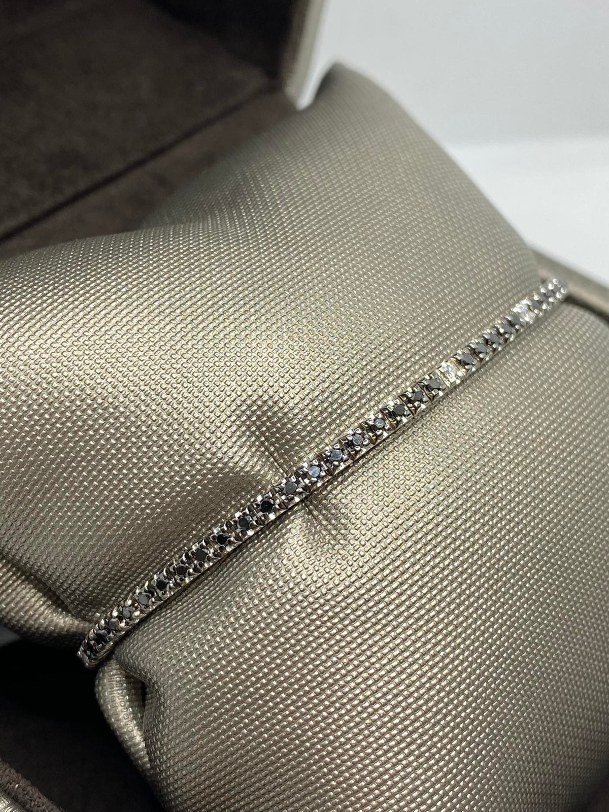 Bracciale Tennis Crivelli in Oro 18KT con Diamanti Neri e Bianchi Ct. 0.90
