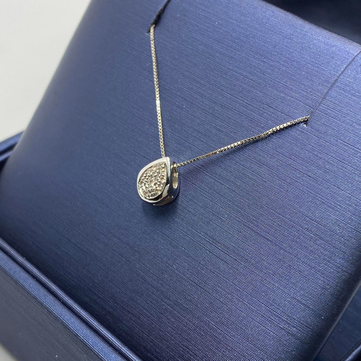 Collana a Goccia in Oro 18KT 18KT e Diamanti Ct. 0.05