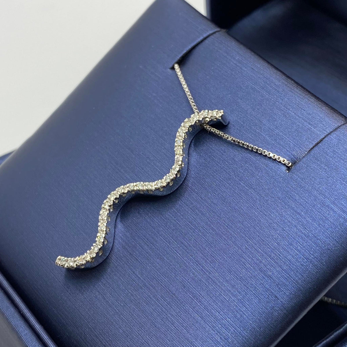 Collana a Onda in Oro 18KT 18KT e Diamanti Ct. 0.13