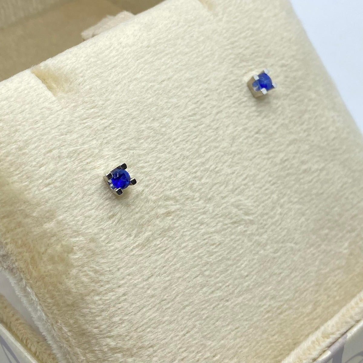 Orecchini Donna Oro 18KT Punto Luce con Zaffiro Ct.0.32